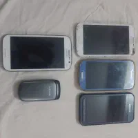 تعدادی گوشی و شارژر یکجا بفروش میرسد