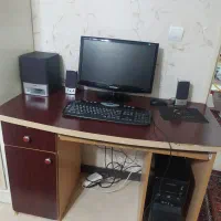 میز کامپیوتر تمیز|میز تحریر و کامپیوتر|میانه, |دیوار