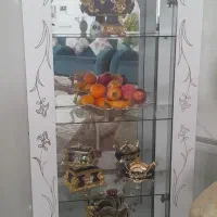 بوفه با ظروف تزئینی سفالی