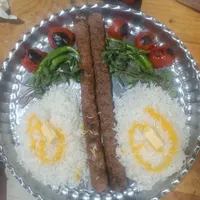 همکار در رستوران اشنا به منقل