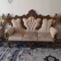 مبل هفت نفره و ساعت ایستاده