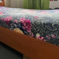تخت یک نفره سالم.میز آرایش.میز کامپیوتر