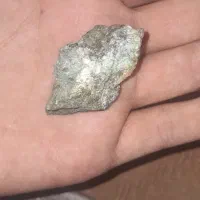 سنگ فیروزه با رگ طلا