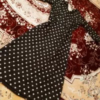 تعدادی رخت اویز لباس