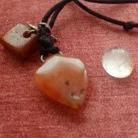 کهربا وعقیق قدیمی، درنجف اصلی، حکاکی|جواهرات|اردبیل, |دیوار