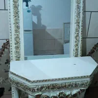 آیینه و میز با ساعت