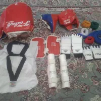 یک دست لباس تکواندو به همراه وسایل  درحد نو