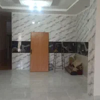 در اتاق خواب و پنجره