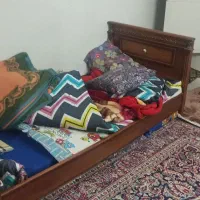 فروش فرش ۶ متری، تخت بهمراه چند تا پتو وتشک