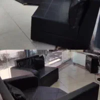 مبل چرم همراه با میز عسلی  و دکور ارایشگاه مردانه