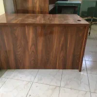 میز پیشخوان همراه با شیشه و یک میز مدیریت