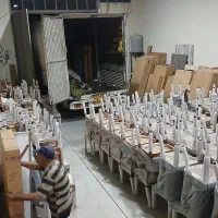 یک همکار کار بسته بندی نظافت کارگاه میز صندلی