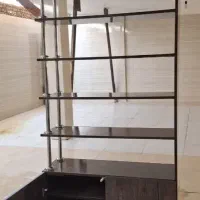 قفسه ی چوبی کتابخانه