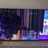 تلوزیون ۶۵ اینچ صفحه شکسته