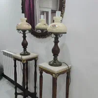 چراغ خواب انتیک و میز پایه بلند به همراه اینه