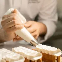 آموزش کیک‌های کافه‌ای با مدرک فنی حرفه‌ای