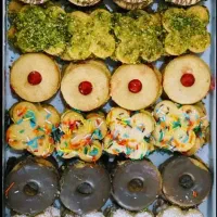 انواع شیرینی و شکلات تازه.