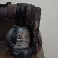 قهوه ساز و سرشور ایستاده