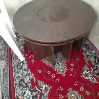 یک عدد میز و جلو مبلی