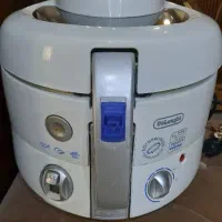 یک دستگاه سرخ کن با روغن از برند Delongi