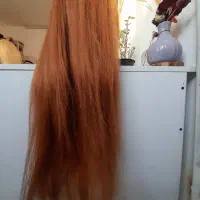 سرمانکن آرایشگری با موی بلند عسلی