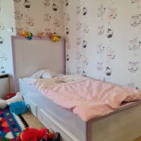 تخت نوزاد و نوجوان همراه با کمد و بوفه