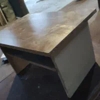 میز تحری نشسته