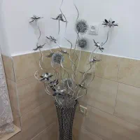 گل و گلدان نقره ای سیمی کنار سالنی