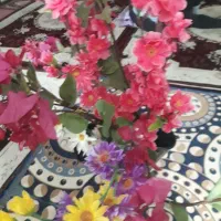 گلدان و شاخه گل