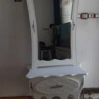 یک عدد آینه وکنسول در حد نو
