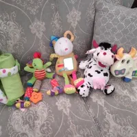 تعدادی عروسک و اسباب بازی موزیکال