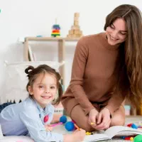 پرستار مجرب و دلسوز برای سه‌قلو ۳ ساله شبانه روزی