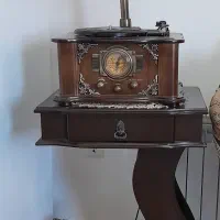 گرامافون همراه با میز .
