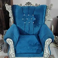 یک دست مبل ۷ نفره با ۲ عدد میز عسلی بزرگ و کوچک