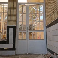 در پنجره نرده