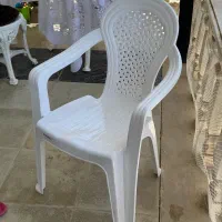 چهار عدد صندلی پلاستیکی