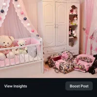 تخت و کمد کودک با پرده روی تخت