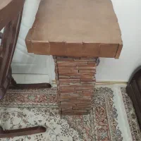میز زیر آباژور و گلدان و مجسمه