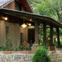 ویلای قدیمی و سنتی/ رو به باغ/ ۴ کیلومتری شهر