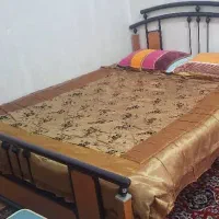 تخت خواب فلزی دونفره وتشک طبی فنری و روتختی