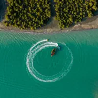 لنج تفریحی در قلب جنگل حرا