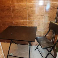 یک میز صندلی دانش آموزی مخصوص داخل منزل