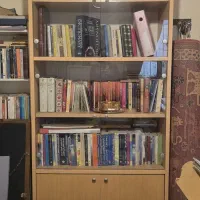 کتابخانه در حد نو بسیار تمیز