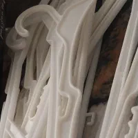 مقداری آویز لباس در رنگهای سفید سیاه و فلزی|بندرخت و رخت‌آویز|لاجان, |دیوار