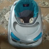 روروئک بچه باکریرکه به صندلی ماشین وصل میشه