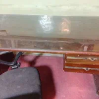 یک میز اداری دو کشو به همراه صندلی چرخدار