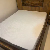 یک عدد سرویس تخت همراه با میز بدون تشک