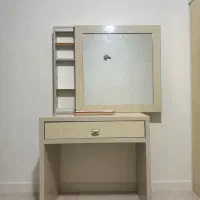 تخت و میز و آینه
