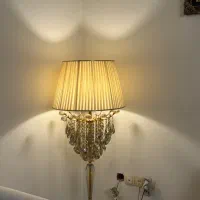 آباژور پر نگین ایستاده