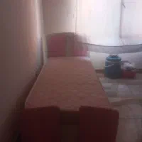 تخت ومیز تحریر  با پرده اتاق|تخت و سرویس خواب|کرج, دولت‌آباد|دیوار